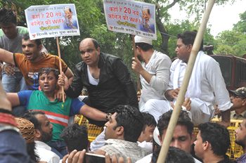 केजरीवाल सरकार के खिलाफ दिल्ली प्रदेश युवा कांग्रेस का आक्रोश मार्च