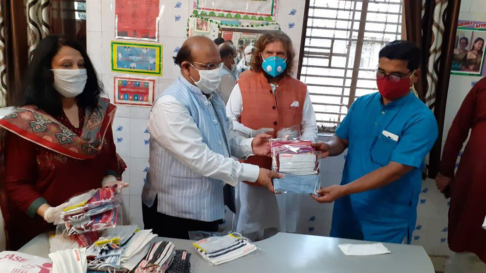 Former Delhi BJP President and MLA Vijender Gupta inaugurates the isolation centre in Rohini