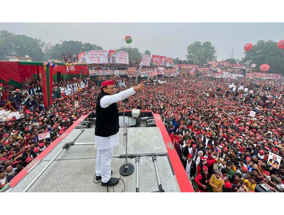 Before the UP elections, Akhilesh Yadav reconciles with his estranged uncle Shivpal.